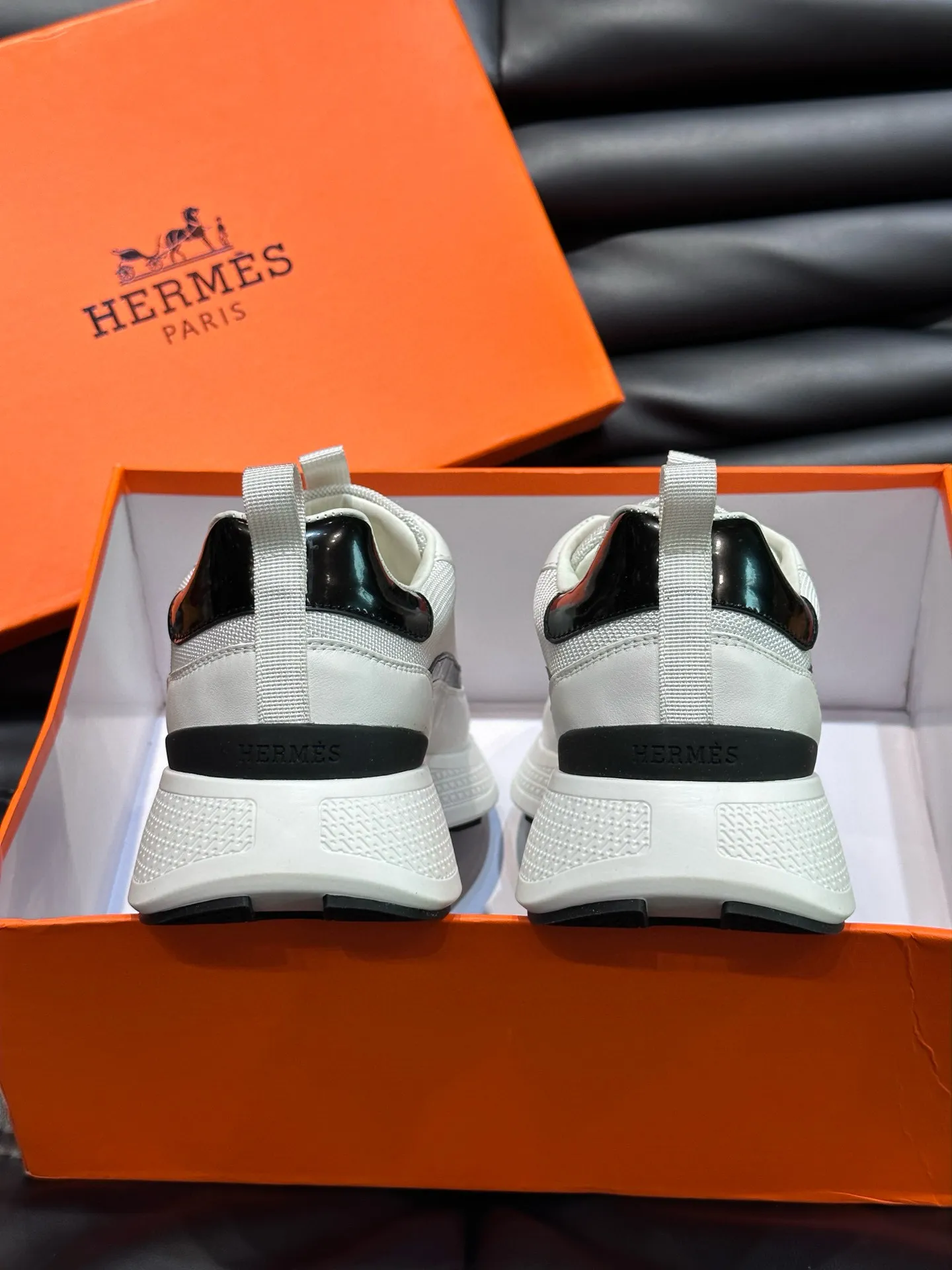Factory price: 540💰HERMES/Hermes Hugo thick-soled sneakers are casual men's shoes. These sneakers are made of imported first-layer cowhide leather and breathable mesh design. The contrasting color design creates a dynamic and modern shape. The front end of the toe is decorated with natural-color rubber inlays. The style is novel and fashionable. The texture is incomparable, with cowhide lining and cowhide foot pads, the upper foot is comfortable and breathable, and the rubber sole is decorated with geometric patterns and iconic "H" details. A very personal one! Size: 39-44 (customized at 38.45)